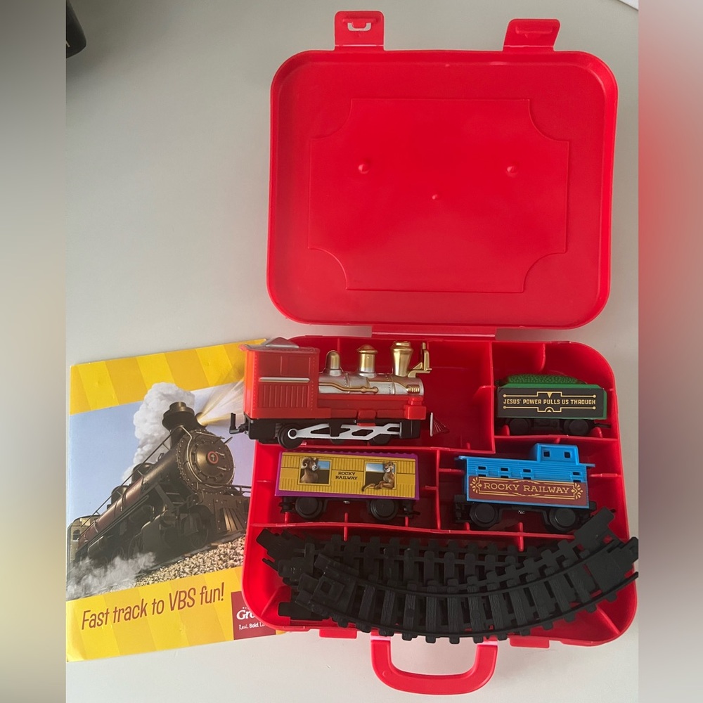 ROCKY RAILWAY Themed 16-piece Battery-Operated Train With Case Like New Toy